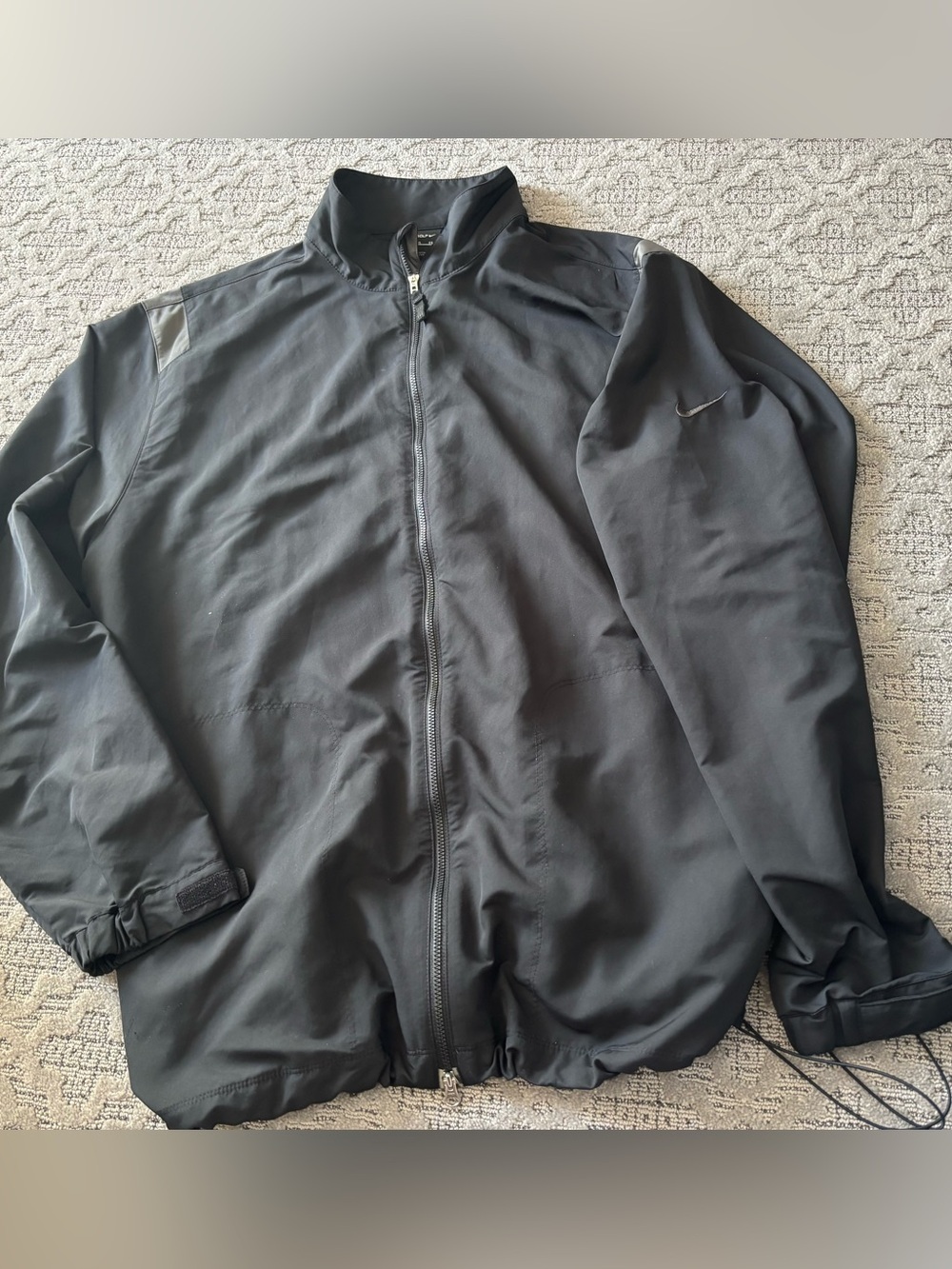 Nike Men’s Black Full-Zip Windbreaker Jacket with Subtle Swoosh